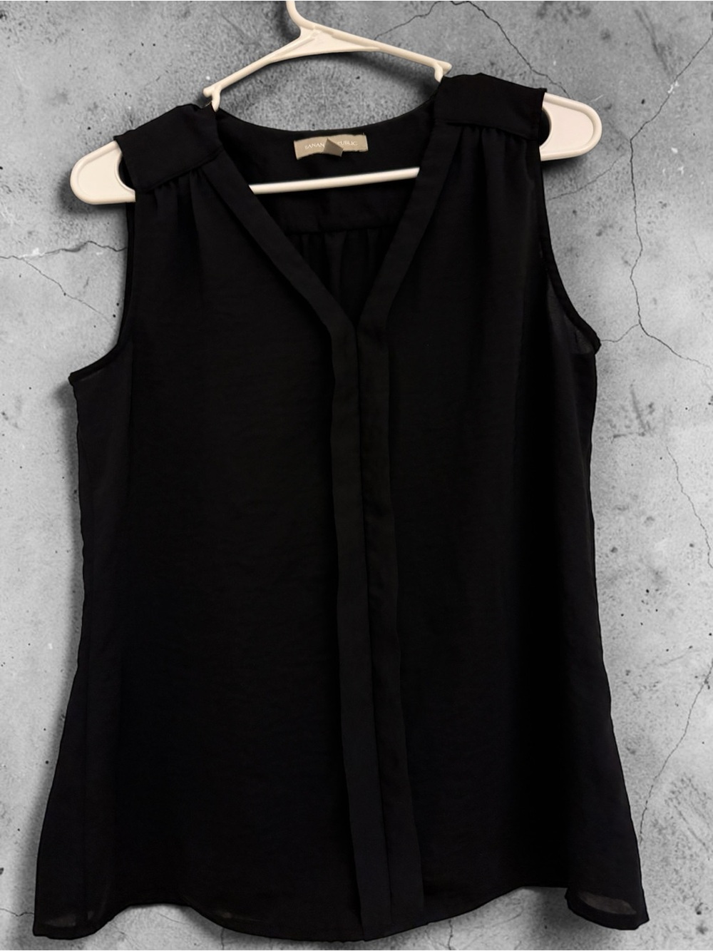 Banana Republic Black Sleeveless Back-Pleat Blouse. Like new